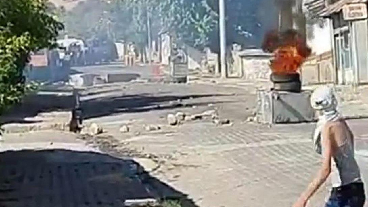 Diyarbakır'da gergin anlar: Girişleri kapatıp ateşe verdiler
