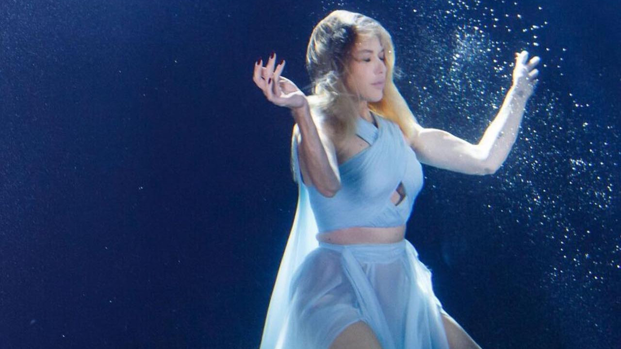 Hadise'den su altında klip