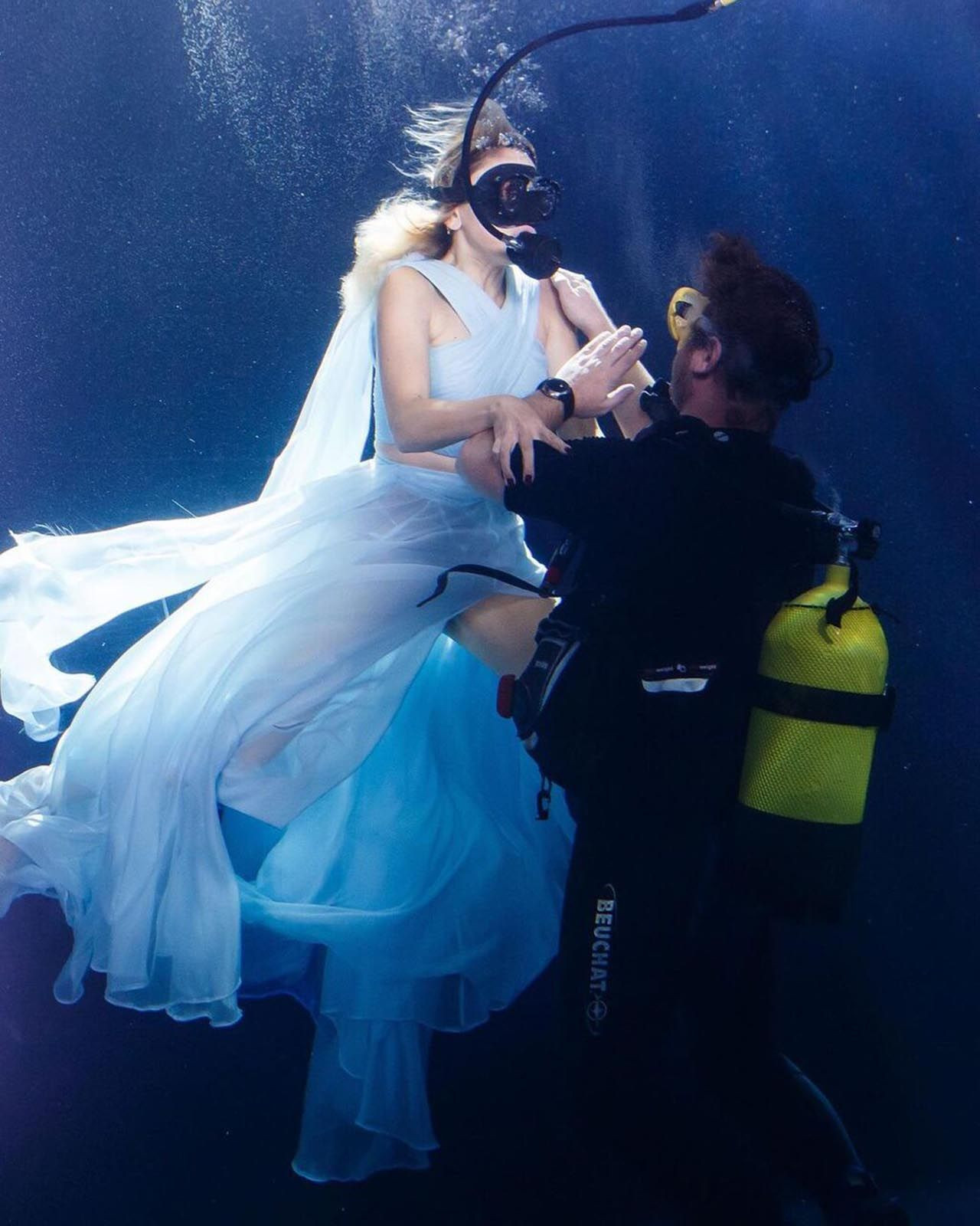 Hadise'den su altında klip