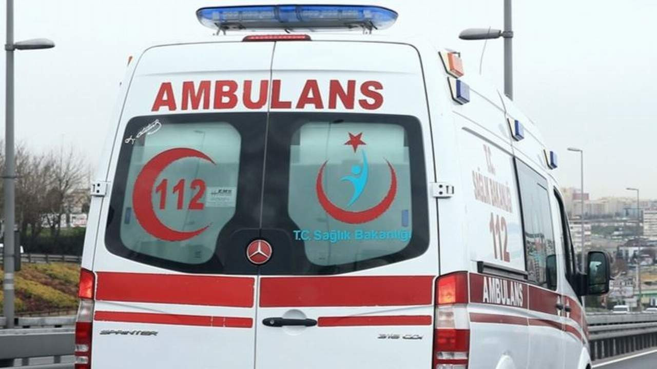 TIR ile öğrenci servisi çarpıştı: 3'ü öğrenci 4 kişi yaralandı