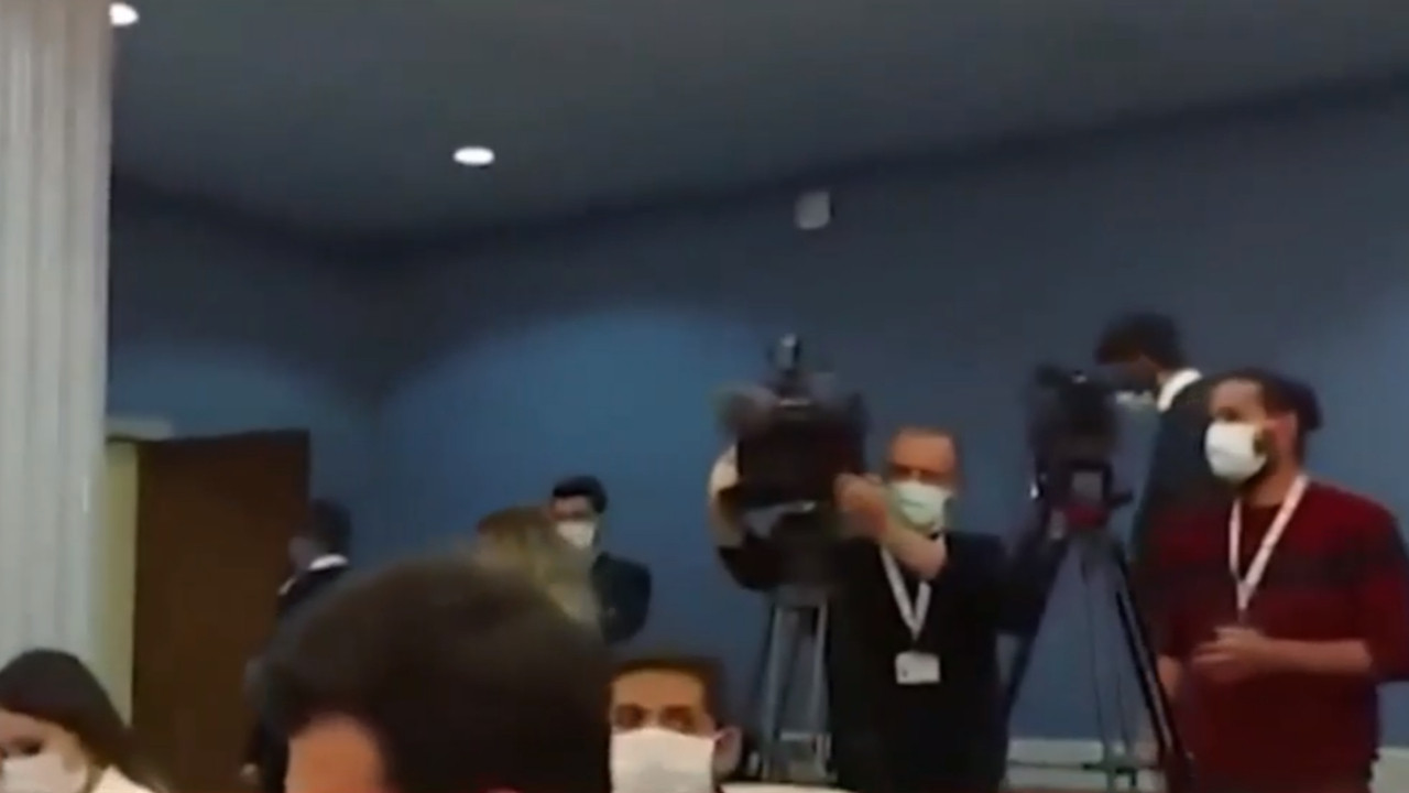 FOX TV muhabiri AK Parti'nin basın toplantısından böyle kovuldu