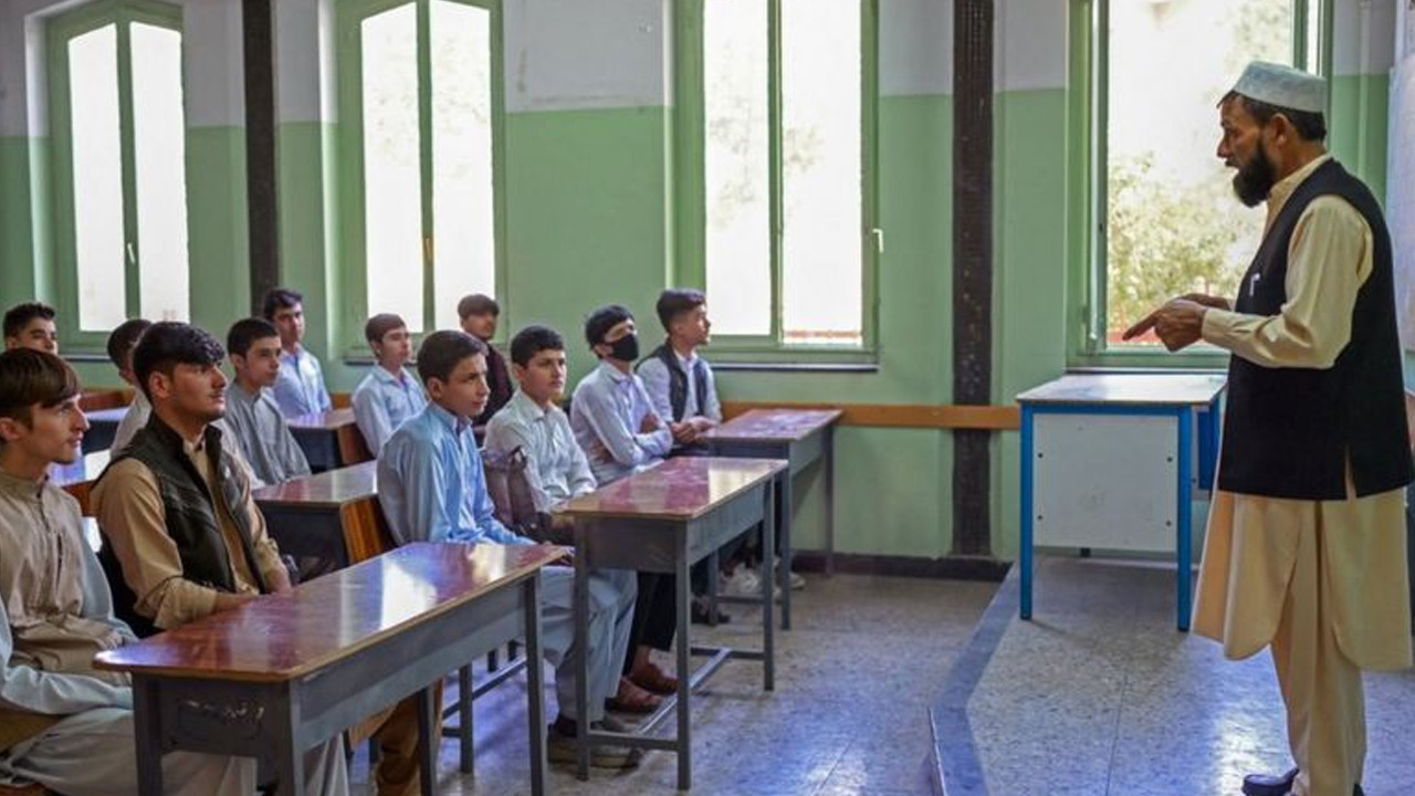 Taliban'dan tepki çeken karar: Kız öğrenciler okula başlayamadı