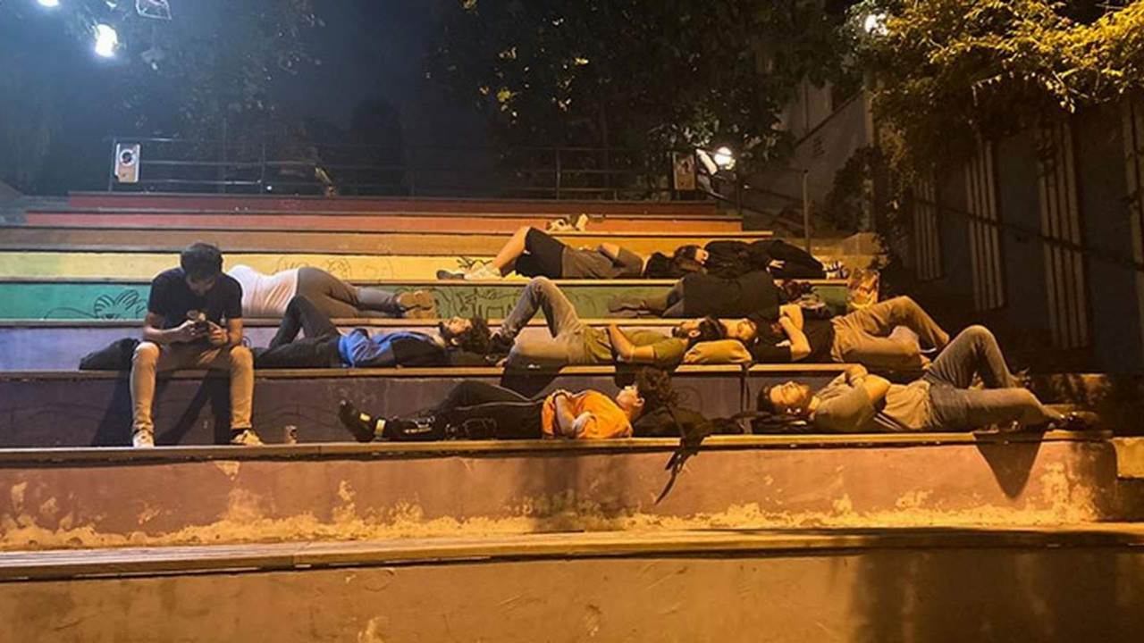 Üniversite öğrencileri ''barınamıyoruz'' deyip parkta uyudu