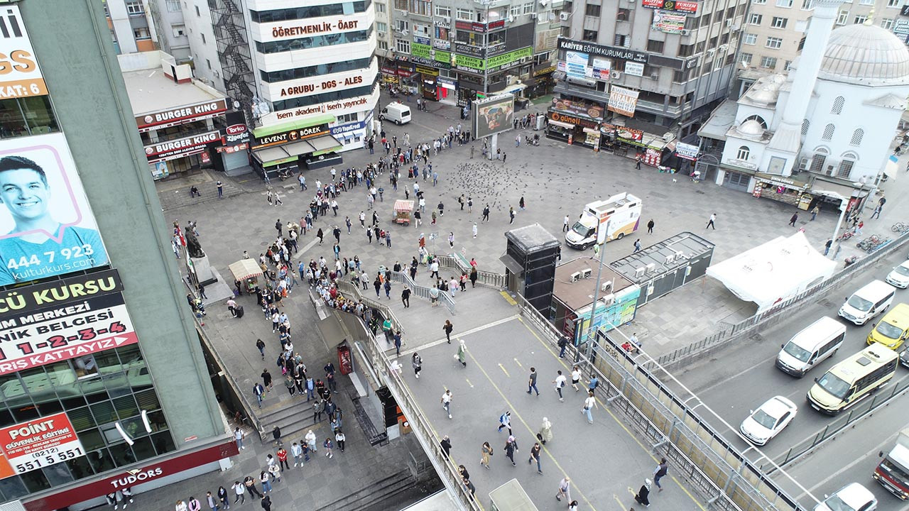İstanbul'da metrelerce otobüs kuyruğu