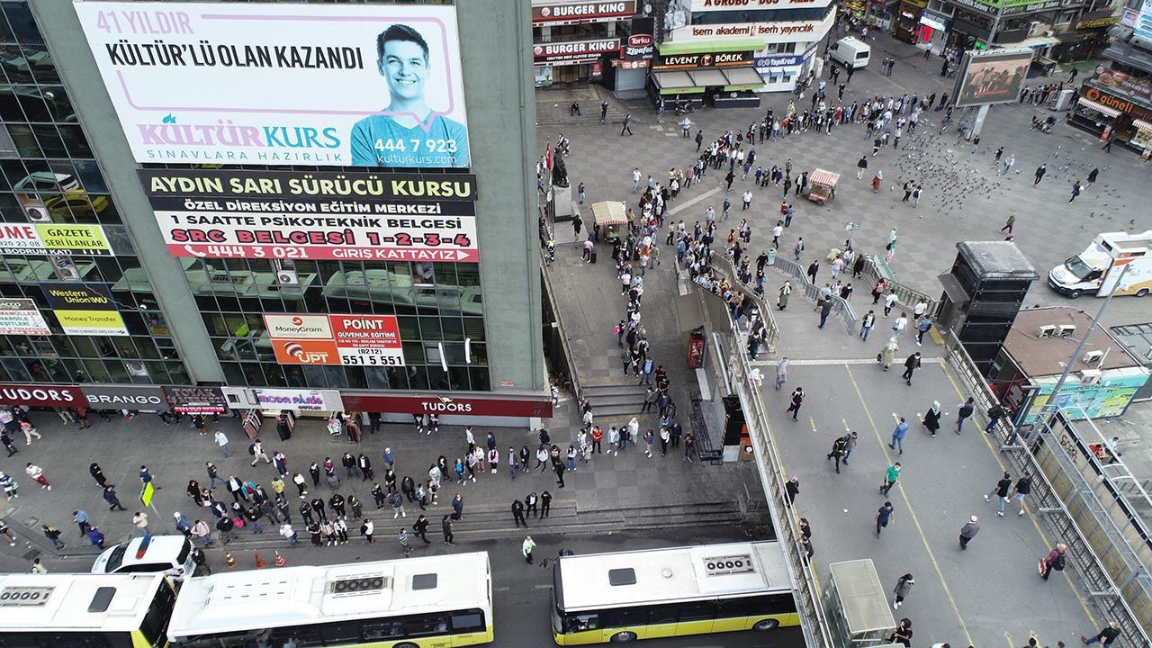İstanbul'da metrelerce otobüs kuyruğu - Resim: 2