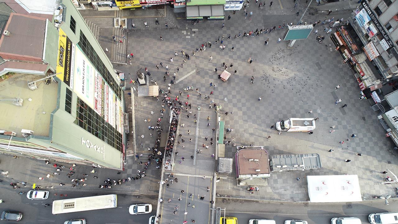 İstanbul'da metrelerce otobüs kuyruğu - Resim: 4