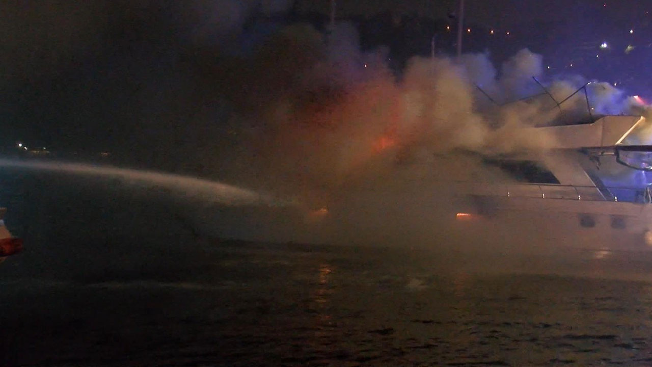 İstanbul'da lüks yat yanarak battı