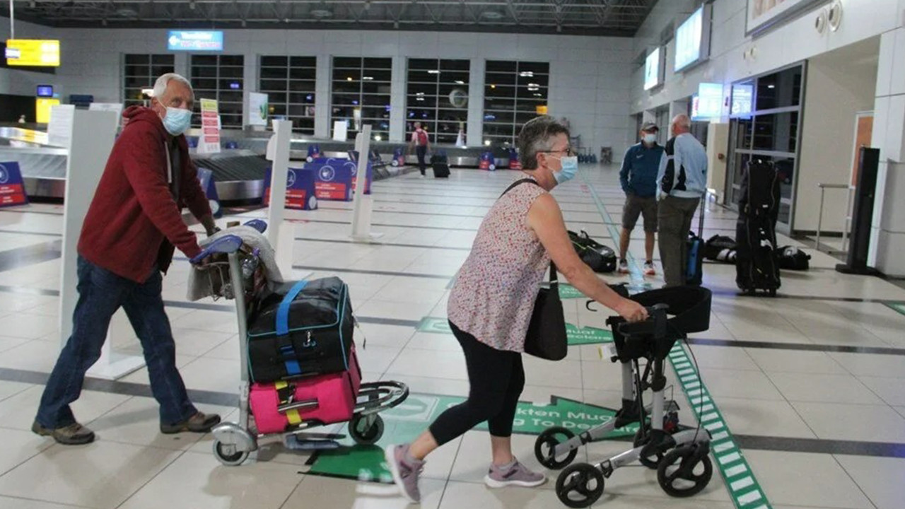 4 ay sonra yeniden... İlk İngiliz kafilesi Antalya'da