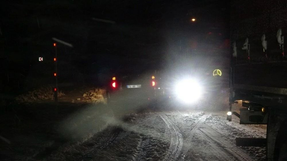 Bir ilçe kara teslim: Yol kapandı, onlarca TIR mahsur kaldı - Resim: 2