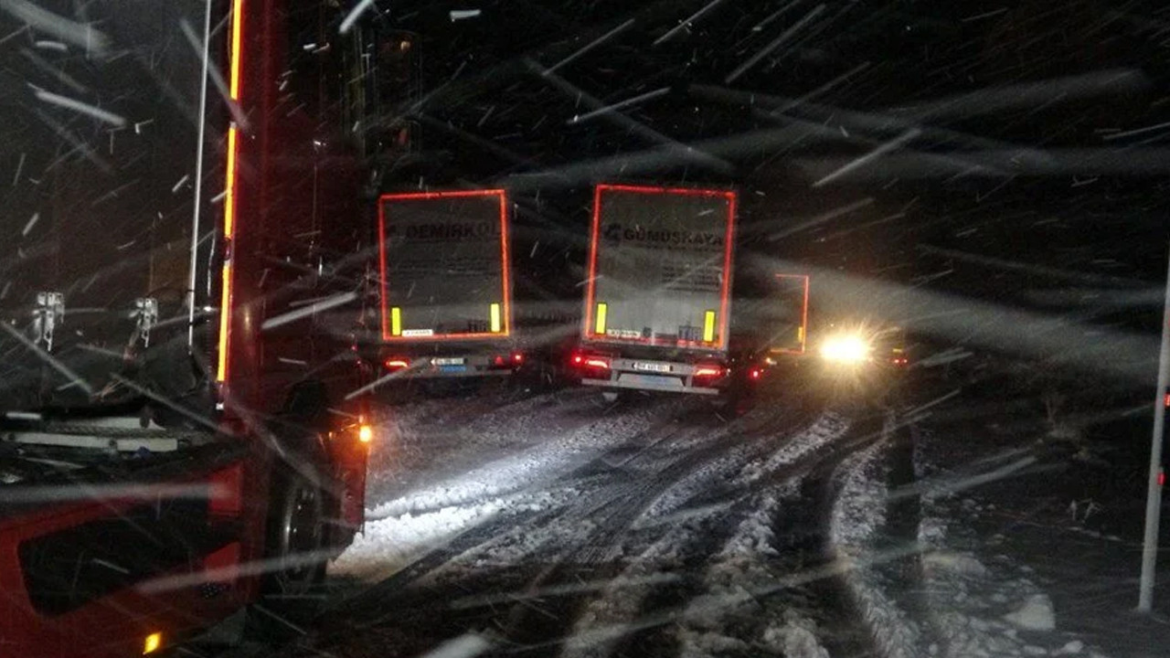 Bir ilçe kara teslim: Yol kapandı, onlarca TIR mahsur kaldı