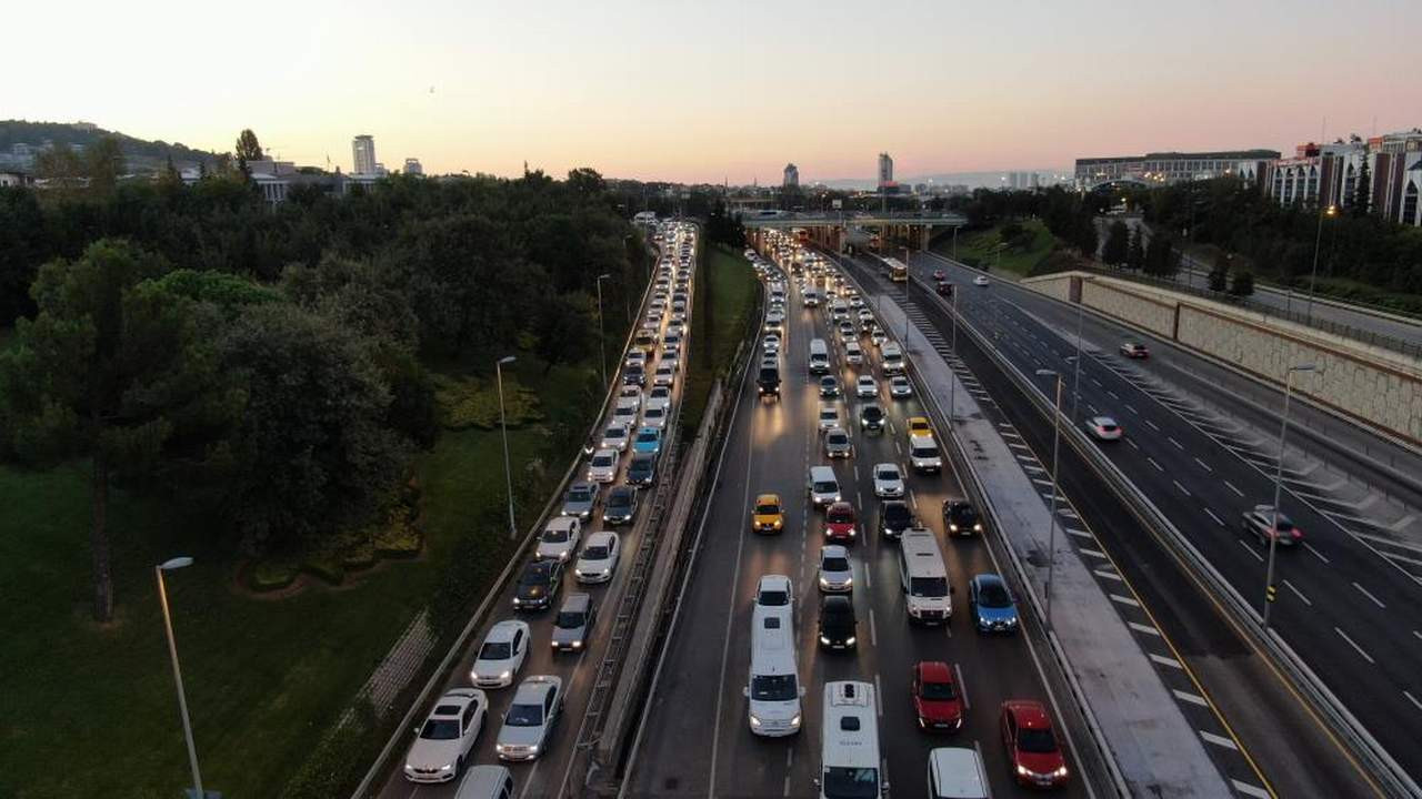 Trafiktekilere Allah sabır versin! İstanbul'da trafik yine düğüm!