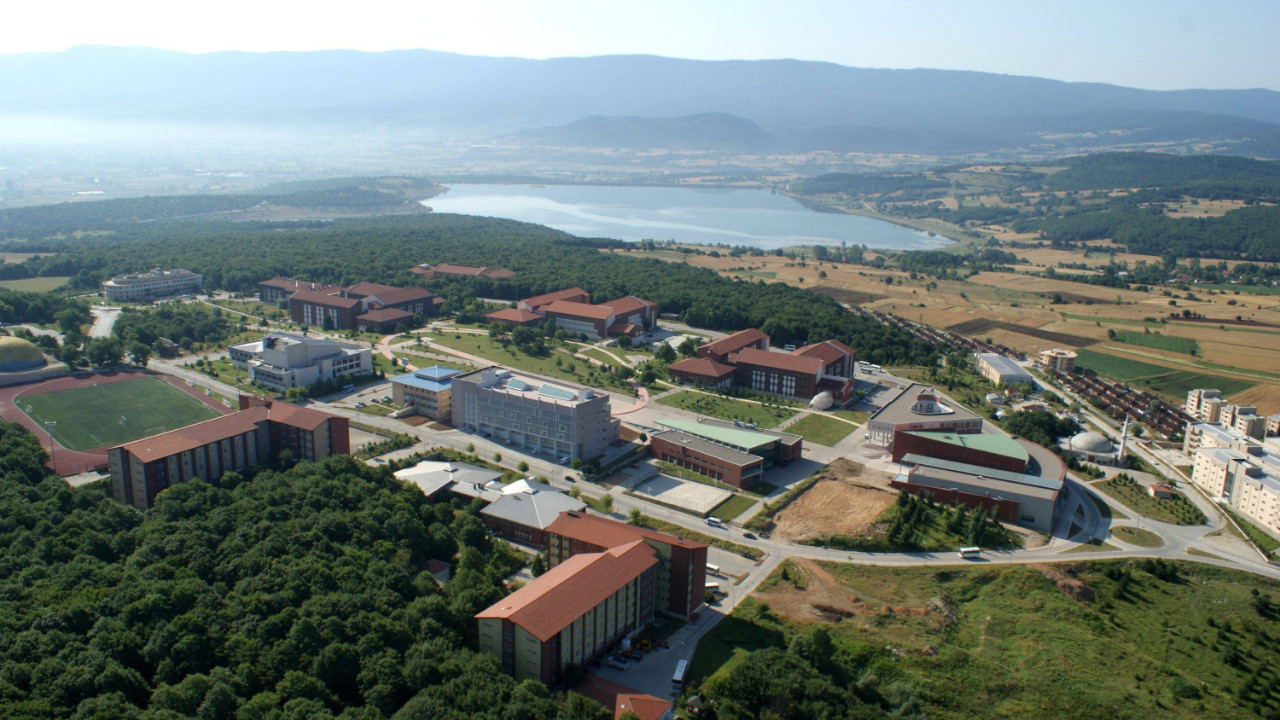 Üniversitede adrese teslim işe alma skandalı
