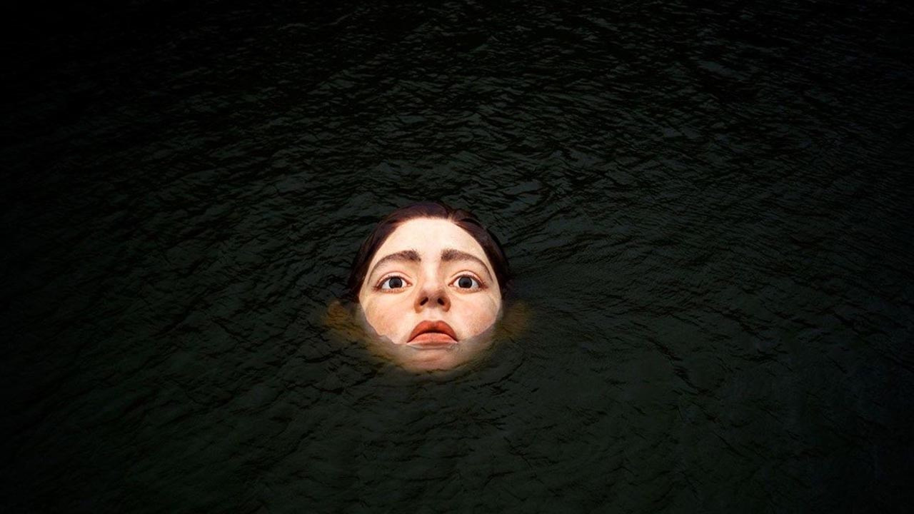 Görenin aklı çıktı! Suların içerisinde beliren kadın yüzü korkuttu