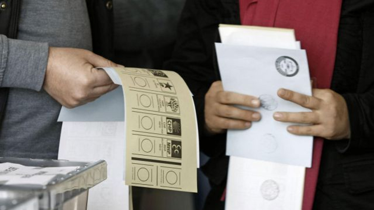 Son seçim anketinde MHP ''düşürülen'' seçim barajının da altında