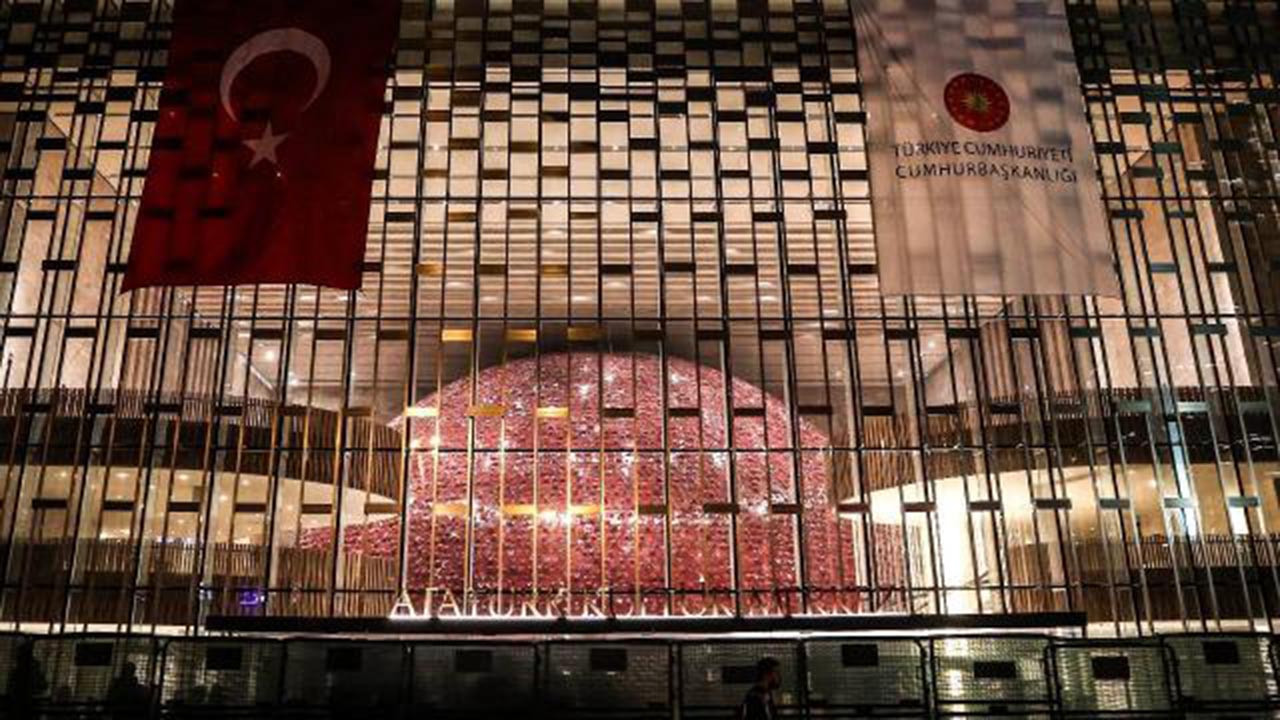 Atatürk Kültür Merkezi'nin yeni tabelası da AKM oldu!