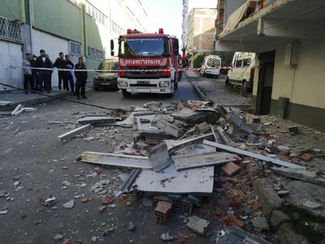 İstanbul'da büyük patlama! Ortalık savaş alanına döndü - Resim: 2