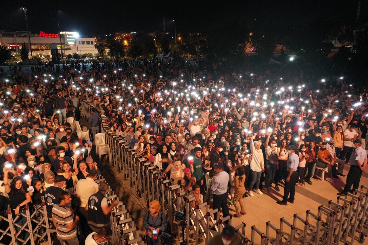 ''Kırmızı'' kategorideki ilimizde sosyal mesafesiz, maskesiz konser - Resim: 2