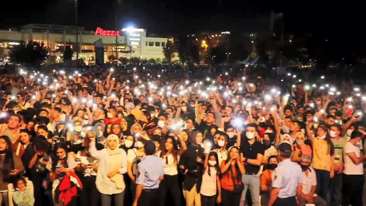''Kırmızı'' kategorideki ilimizde sosyal mesafesiz, maskesiz konser - Resim: 3