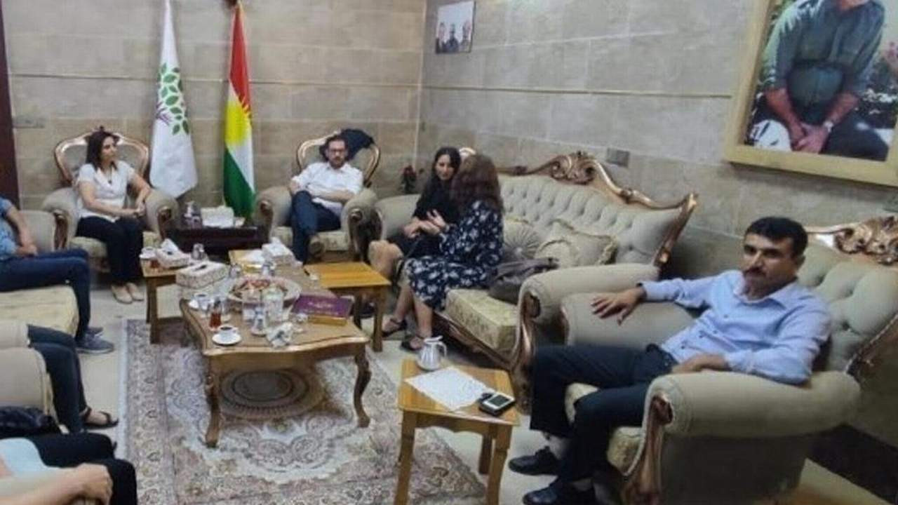 HDP'den bebek katili Öcalan'ın fotoğrafı altında görüşme