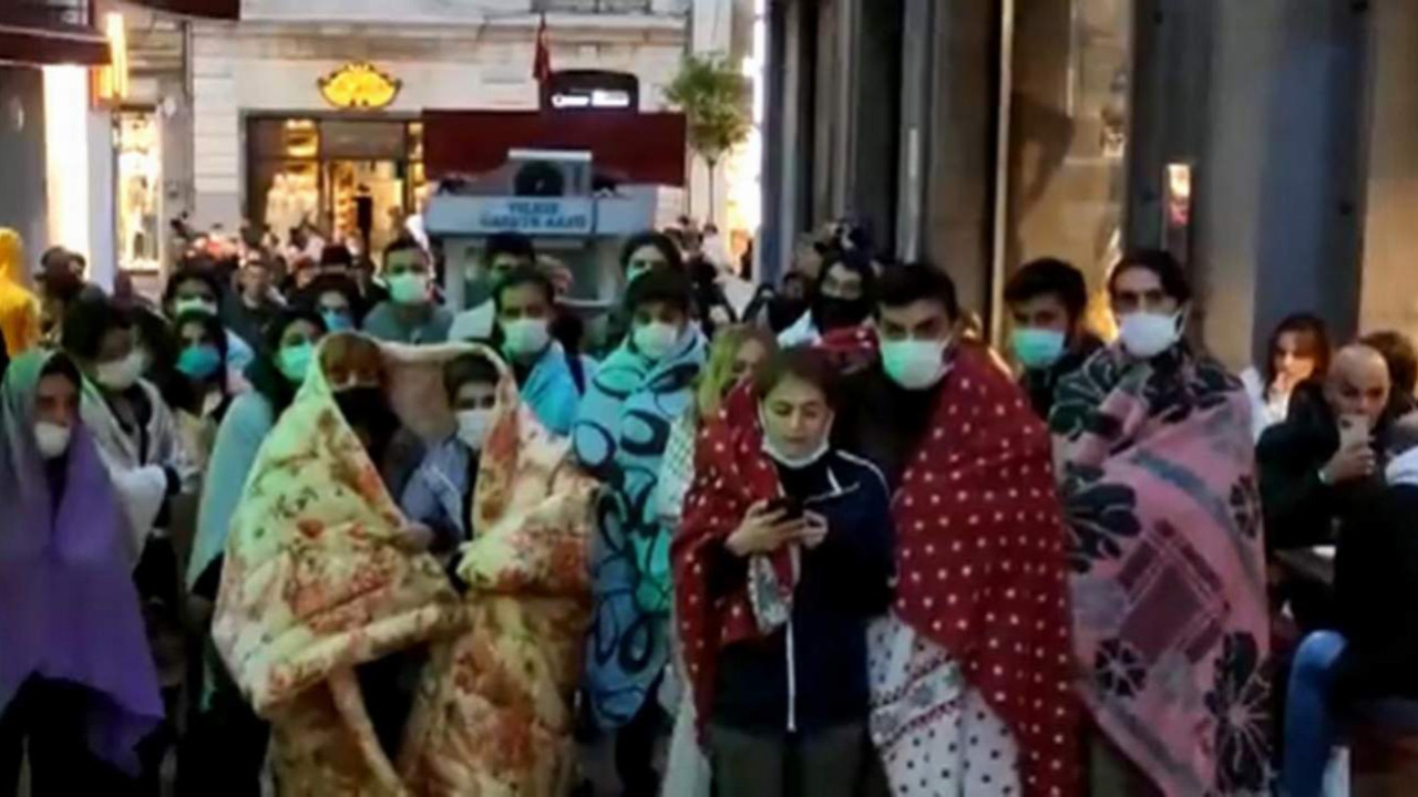 ''Barınamıyoruz'' diyen öğrencilerden İstanbul'da battaniyeli yürüyüş