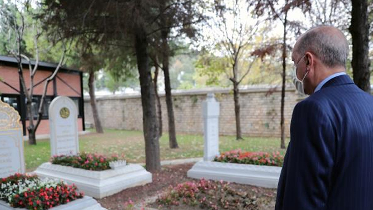 Erdoğan'dan mezarlık ziyareti: 3 ismin kabri başında dua etti