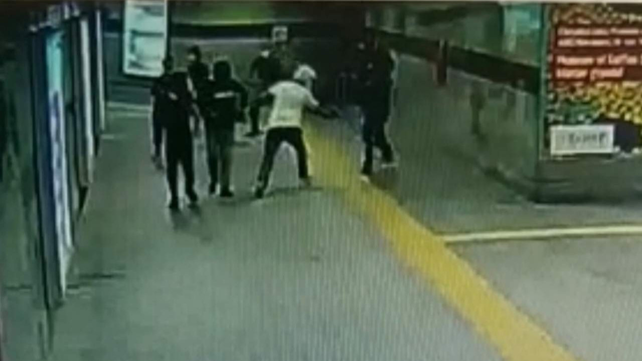 İstanbul Metrosu'nda silahlı saldırı kamerada