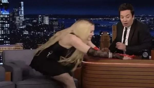 Madonna'dan olay hareket: Sırf kalçasını göstermek için masaya atladı - Resim: 2