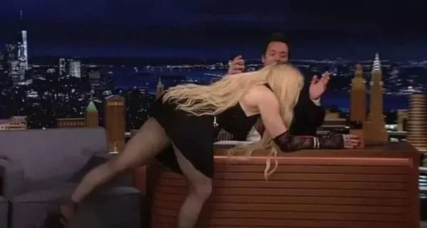 Madonna'dan olay hareket: Sırf kalçasını göstermek için masaya atladı - Resim: 3