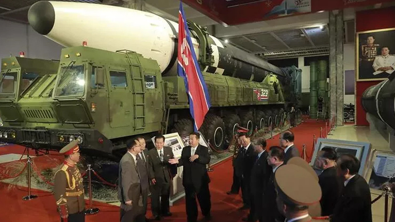Kuzey Kore lideri füzenin önünde meydan okudu: ''Yenilmez bir ordu kuracağım''