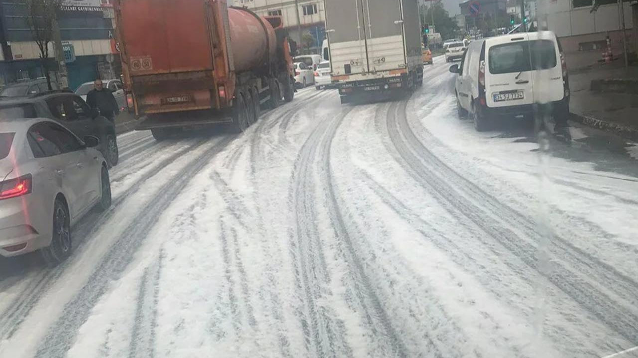 İstanbul'da yağmur sonrası korkutan görüntü! Yollar böyle köpürdü