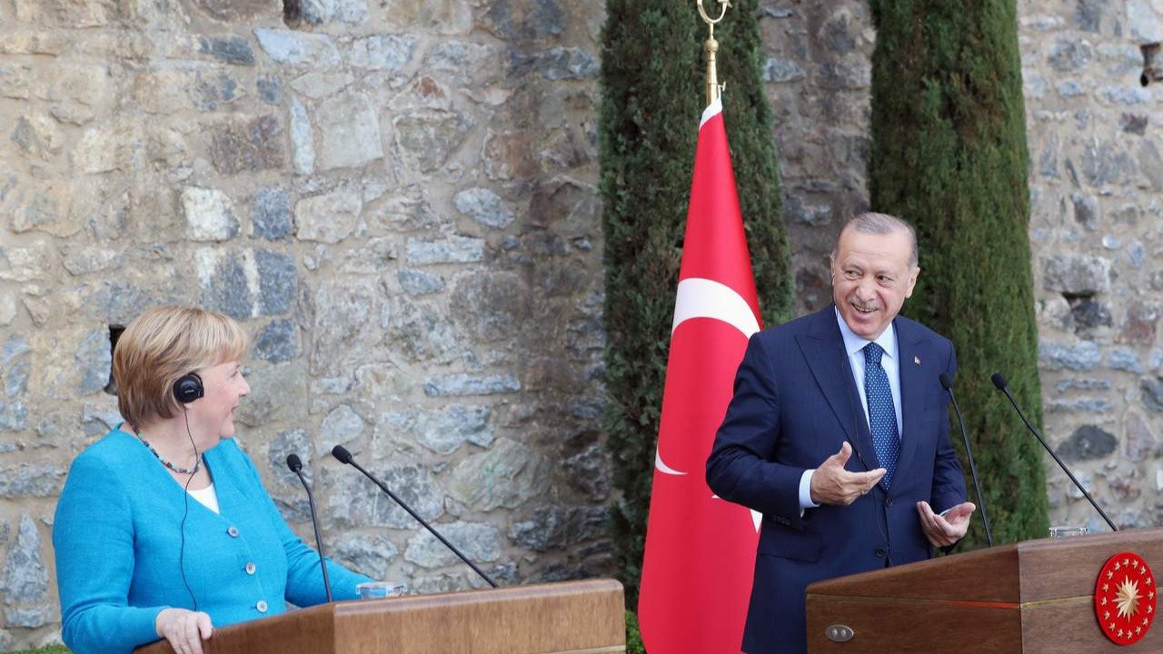Erdoğan ile Merkel arasında dikkat çeken ''başkanlık'' sistemi diyaloğu