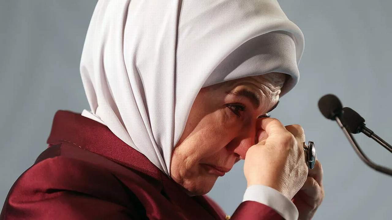 Emine Erdoğan gözyaşlarını tutamadı