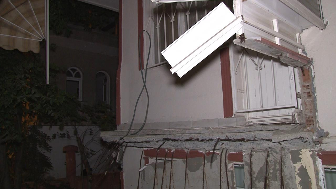 İstanbul'da balkon çöktü, bina tahliye edildi