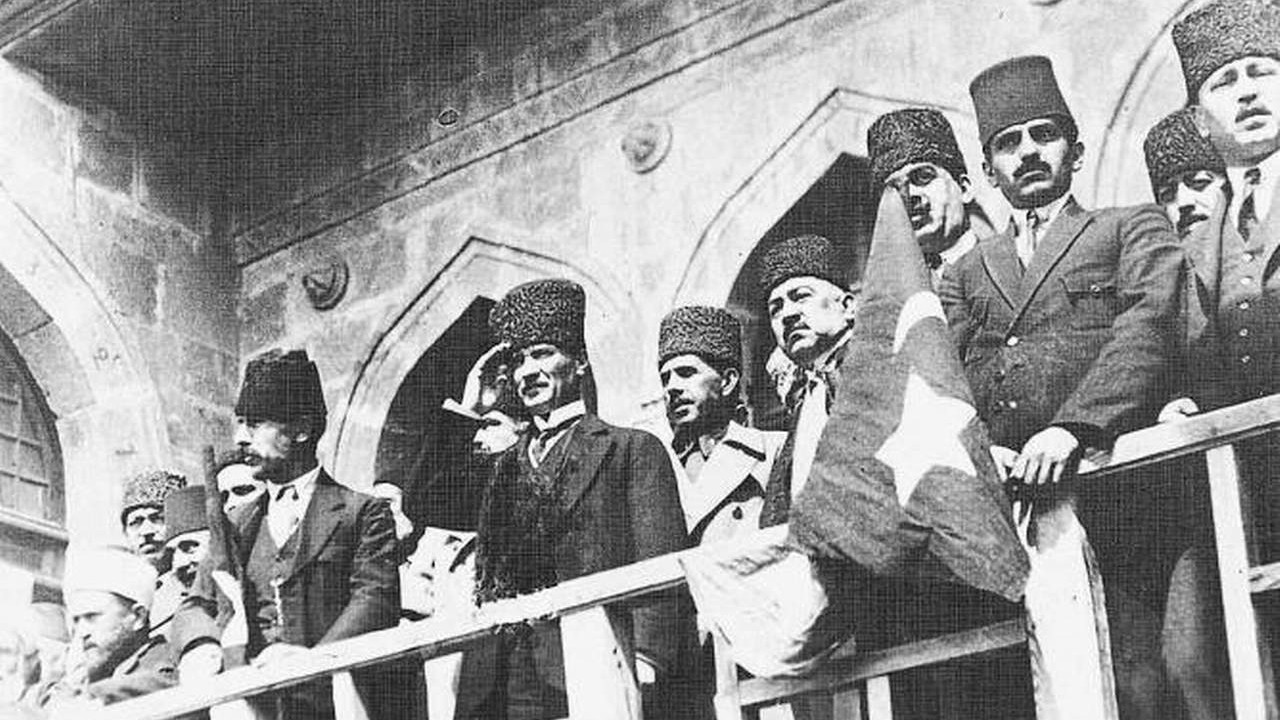 29 Ekim'de İzmir Marşı yasaklandı