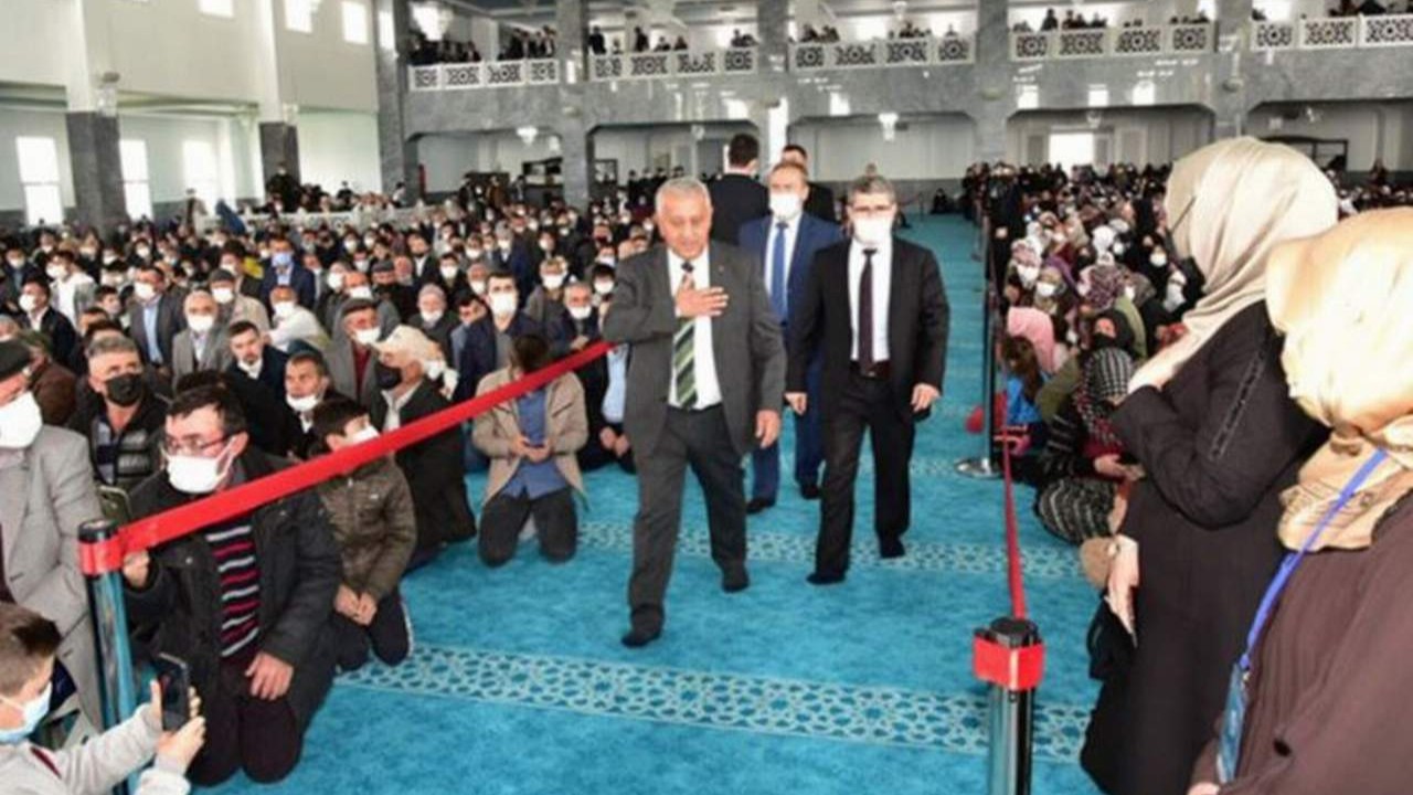 Camide kırmızı şeritli protokol ayıbı