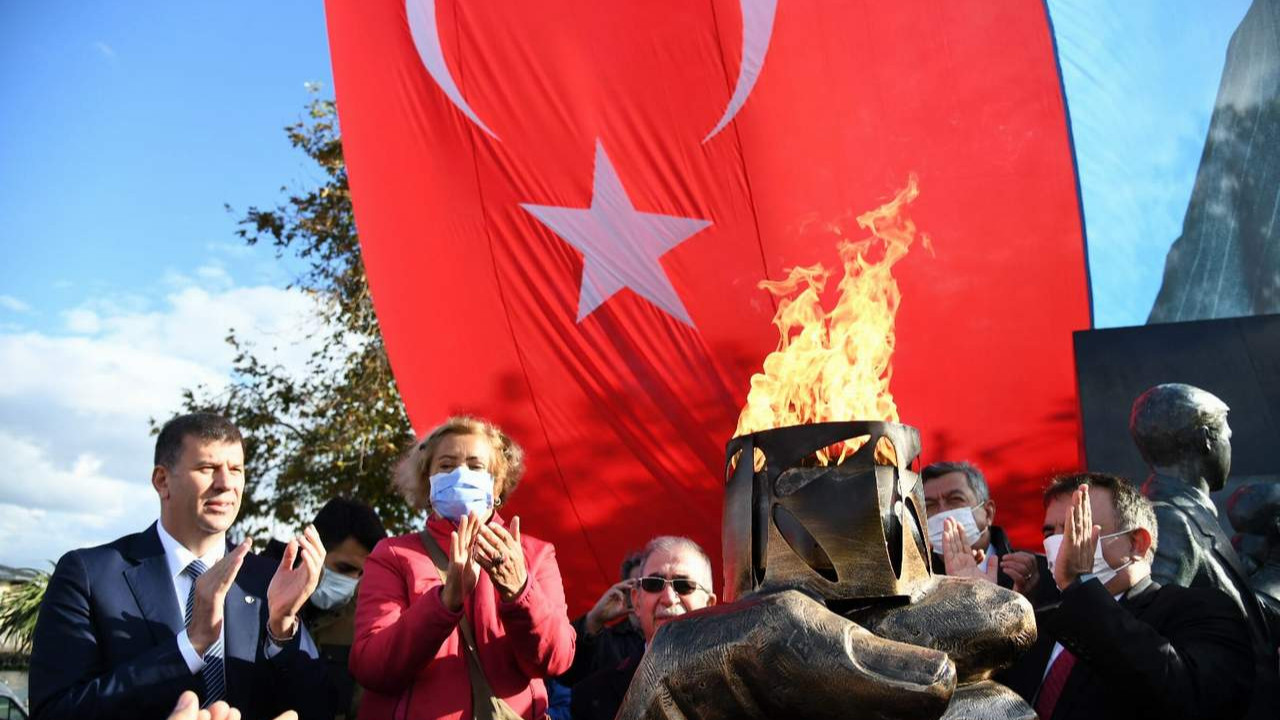 Kadıköy'de 29 Ekim Cumhuriyet Meşalesi yakıldı
