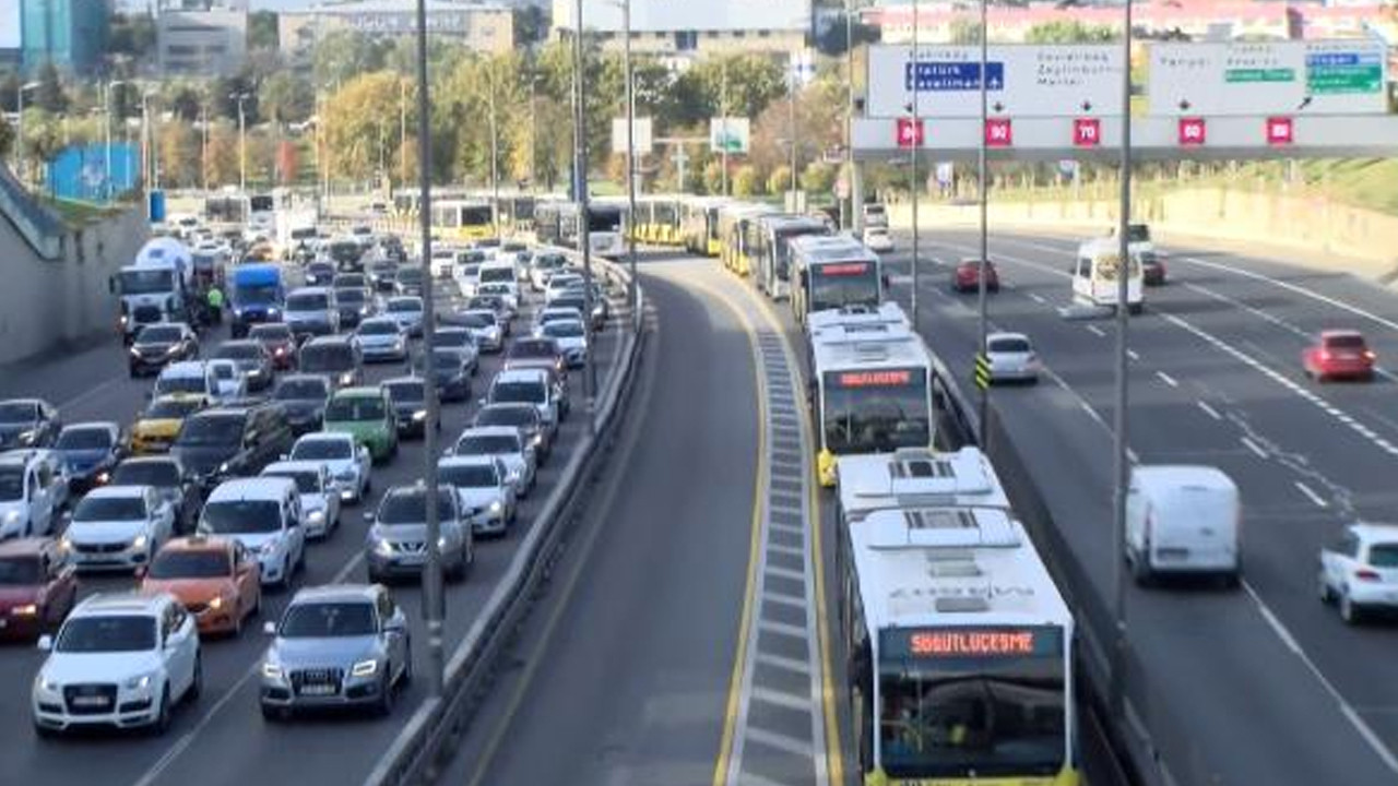 İstanbul'da metrobüs seferlerinde aksama