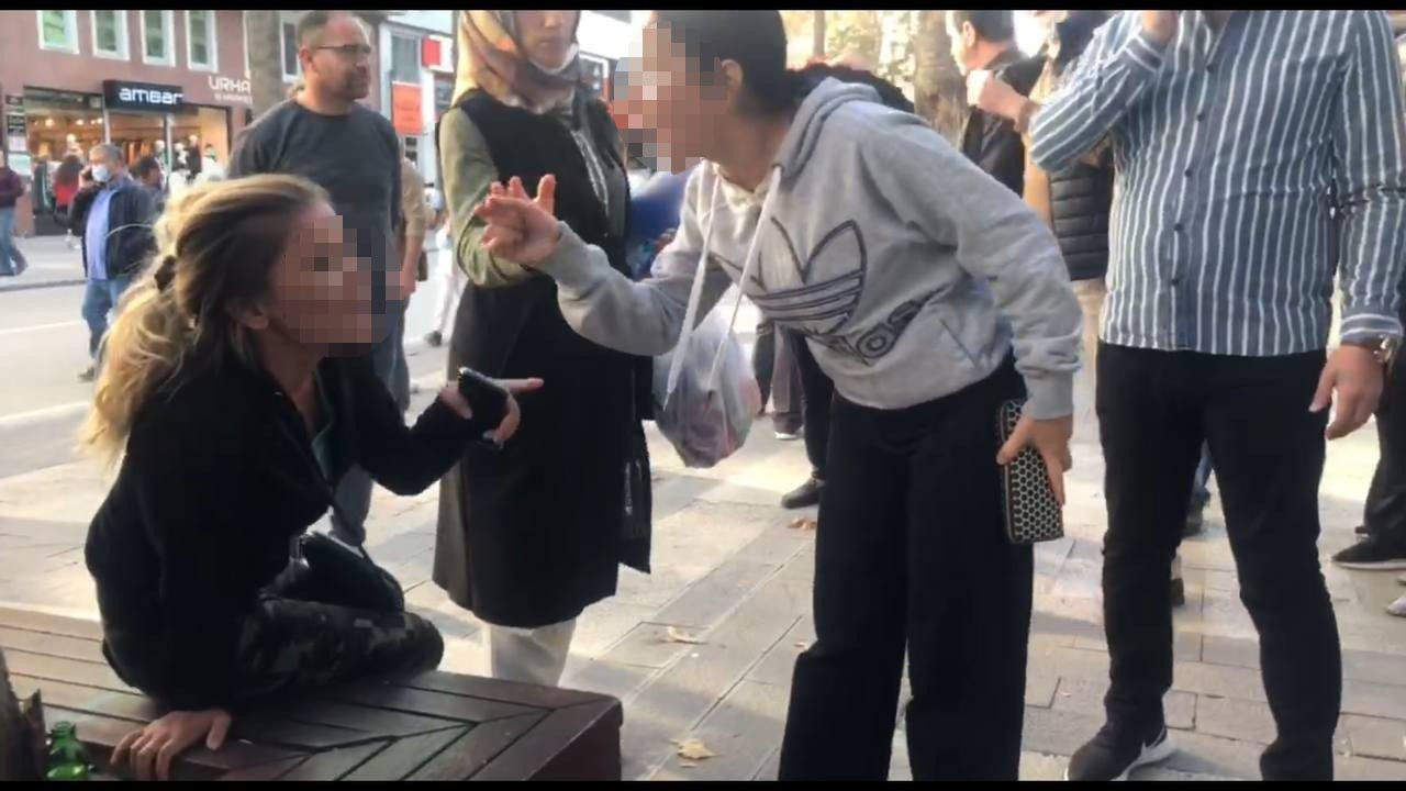 Babasının yasak aşk yaşadığı kadını herkesin içinde dövdü