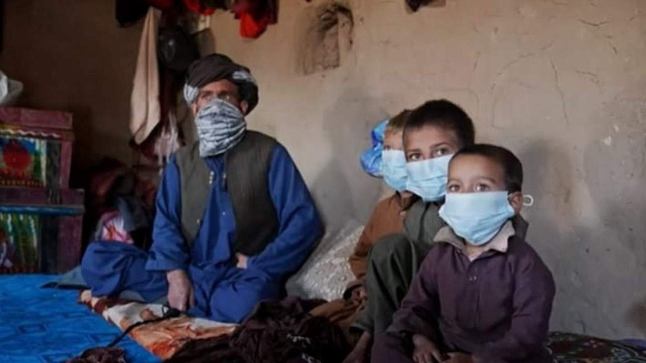 Afgan aile bebeklerini 500 dolara sattı