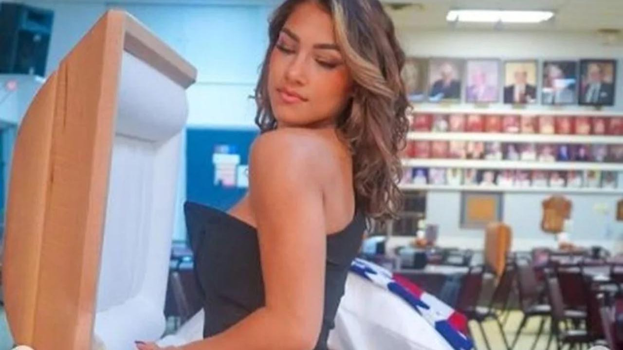 Sosyal medya babasını tabutunun başında seksi pozunu paylaşan fenomeni konuşuyor