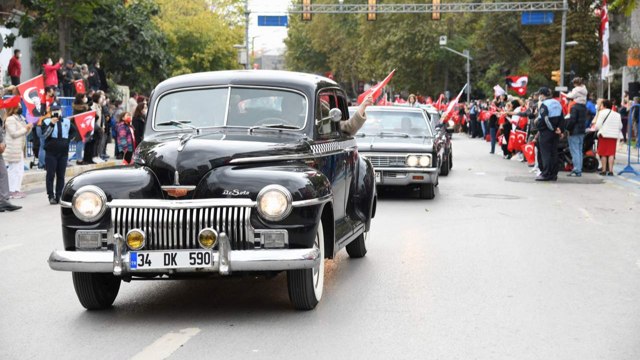 Kadıköy'de klasik otomobillerden Cumhuriyet Konvoyu