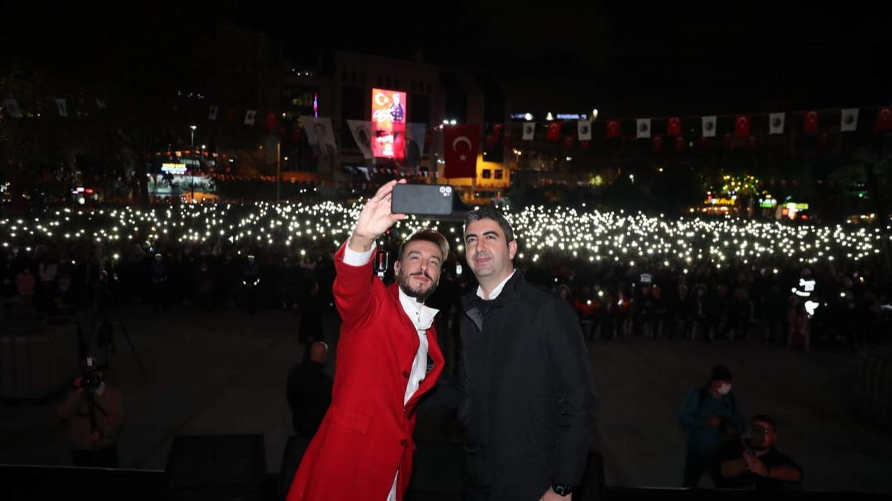 Kartal’da Cumhuriyet Bayramı kutlamaları Cem Adrian konseri ile zirve yaptı