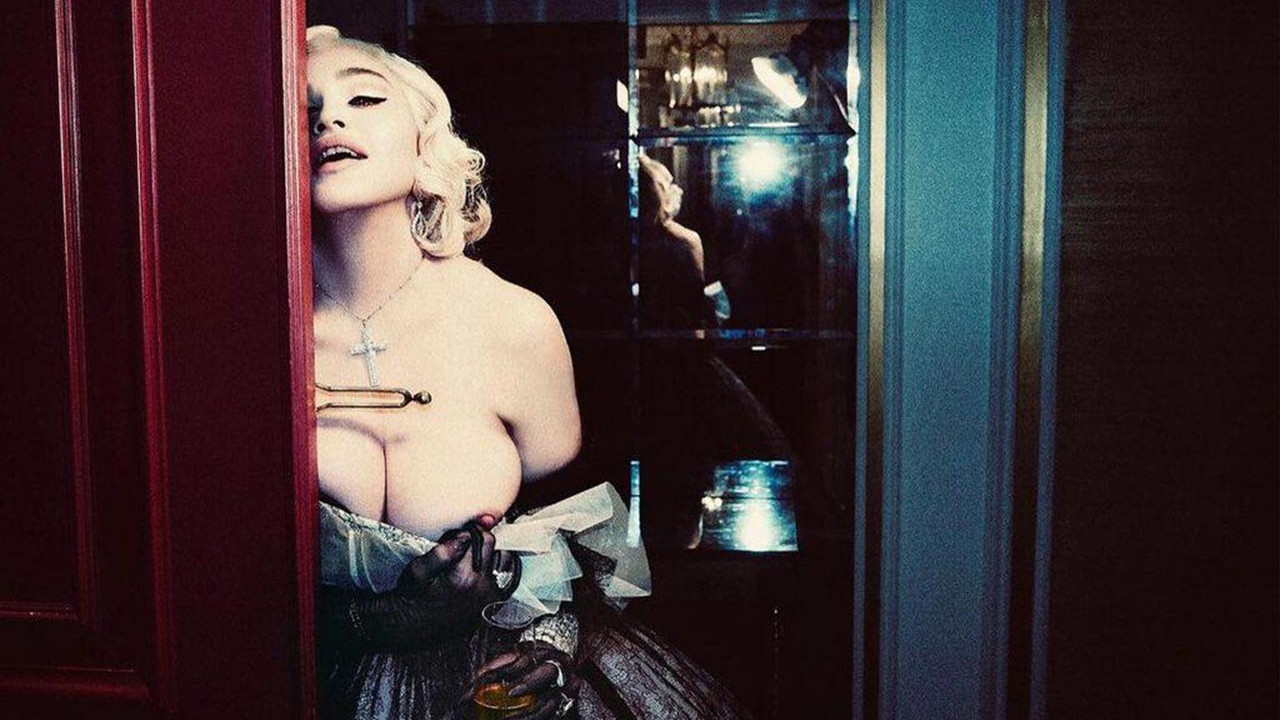 Madonna'nın çırılçıplak pozuna tepki yağdı