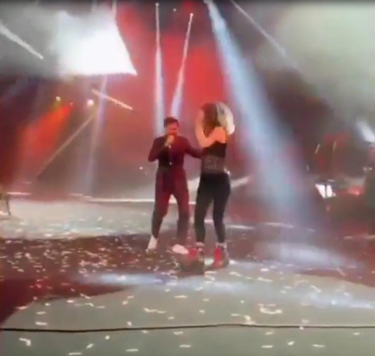 Kenan Doğulu ve Beren Saat'in sahnedeki dudak dudağa dansları olay oldu - Resim: 2