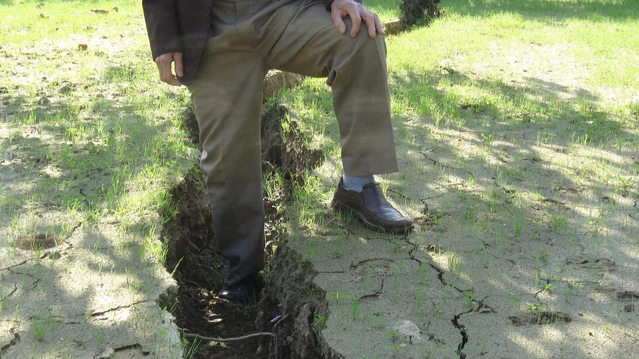 Bir ilçe diken üstünde! Arazilerde oluşan çatlakların sayısı artıyor - Resim: 2