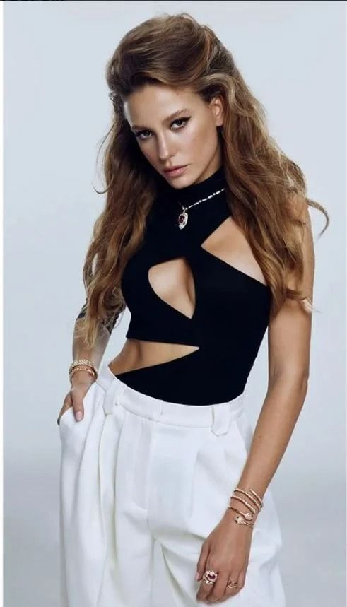 Serenay Sarıkaya'nın seksi pozları ti'ye alındı - Resim: 2