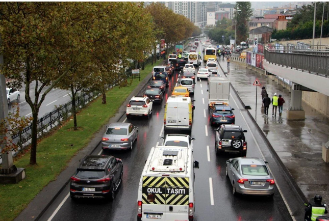 İstanbul'da zincirleme kabus: 7 araç birbirine girdi