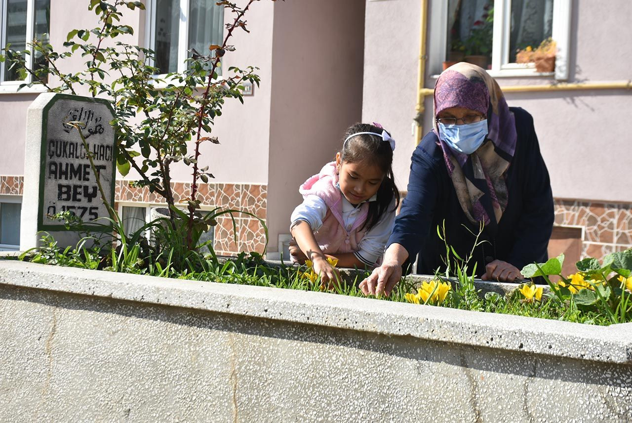Yol ortasındaki ''sır'' mezar görenleri şaşırtıyor - Resim: 4