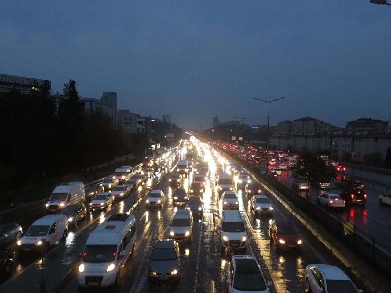 Trafikte kalana Allah sabır versin! İstanbul durdu! - Resim: 1