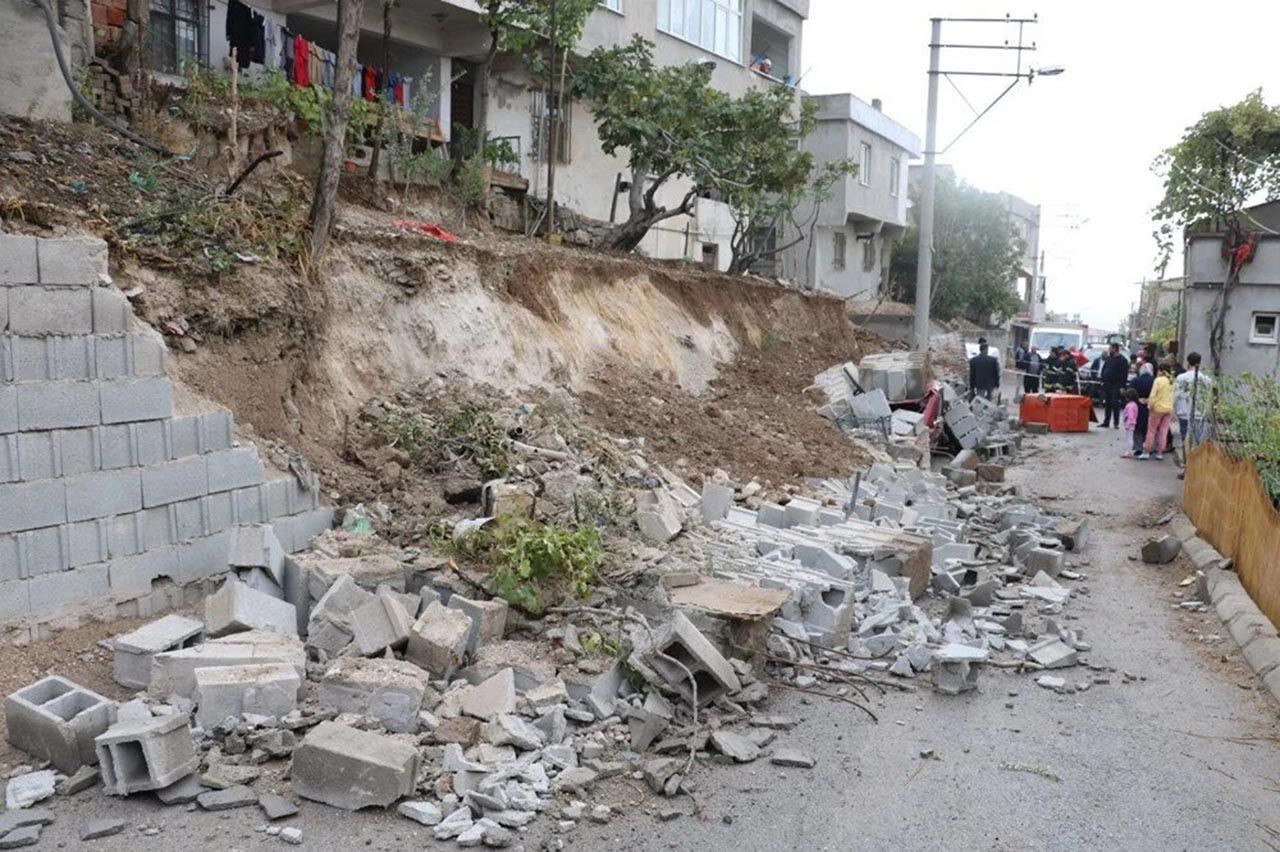 İstinat duvarı iki aracın üzerine yıkıldı - Resim: 3